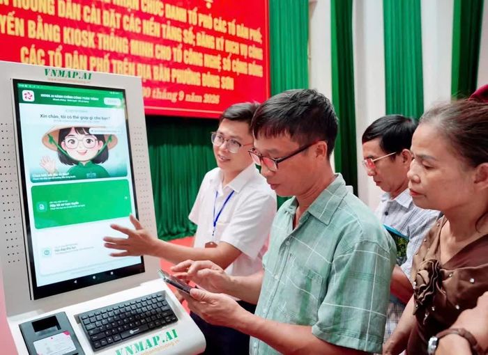Công chức Trung tâm Phục vụ hành chính công phường Đông Sơn hướng dẫn người dân thực hiện thủ tục hành chính trên Kiosk thông minh.