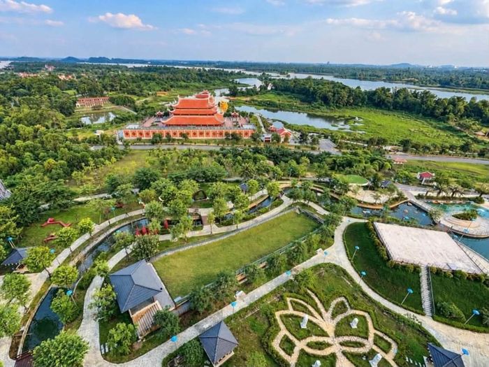 Hà Nội cũng đang mở rộng không gian phát triển du lịch văn hóa ra ngoài khu vực trung tâm. Ảnh: Làng Văn hóa - Du lịch các dân tộc Việt Nam