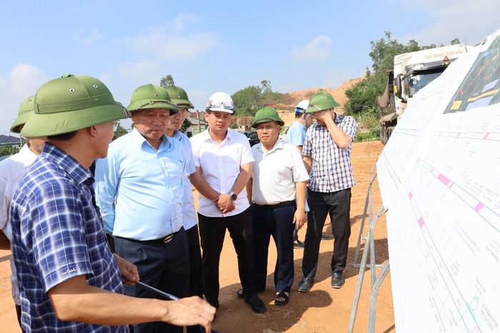 Phó Chủ tịch UBND tỉnh Hoàng Phú Hiền và các thành viên Đoàn công tác kiểm tra hiện trường thi công tại Km6+200, xã Đại Huệ. Ảnh: Kim Oanh