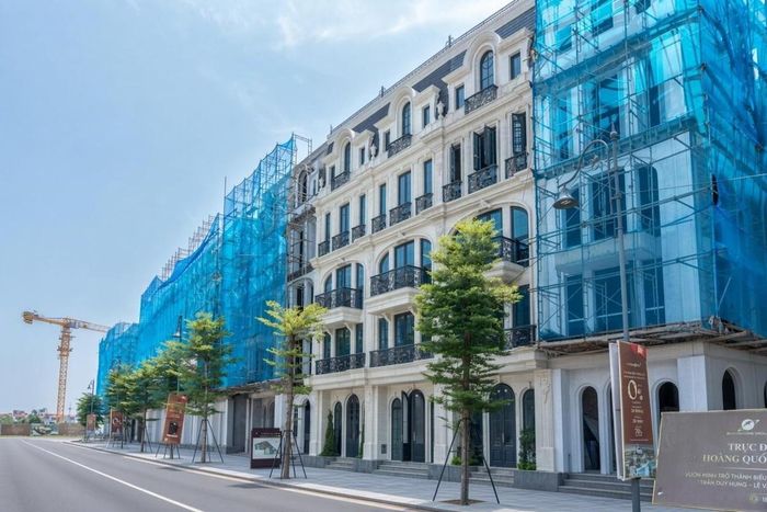 Trục Tây Thăng Long hiện cũng đang quy tụ hàng loạt dự án đô thị đáng chú ý. Trong đó, Noble Palace Tay Thang Long WorldHotels Residences với quy mô gần 2.500 căn nhà phố đang tăng tốc bàn giao từ Quý 3 năm nay, đón đầu điểm rơi hoàn thiện của trục giao thông huyết mạch vào năm 2027 và làn sóng dịch chuyển cư dân về trung tâm phía Tây Thủ đô (Ảnh: Noble Palace Tay Thang Long WorldHotels Residences).