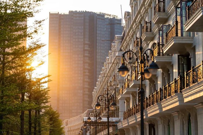 Trong ảnh là khu đô thị Noble Palace Tay Ho ngay sát cạnh vành đai 2.5 và gần kề công viên 65ha, với quy mô gần 500 biệt thự và shop villas cao cấp đang sẵn sàng bước vào giai đoạn bàn giao.