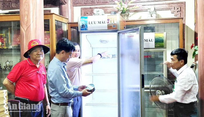 Đại diện Chi cục An toàn vệ sinh thực phẩm tỉnh kiểm tra tủ lưu mẫu thức ăn tại Di tích lịch sử - văn hóa mộ và đình Nguyễn Trung Trực, phường Rạch Giá.