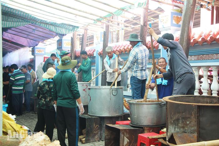 Các tình nguyện viên chuẩn bị nguyên liệu để chế biến các suất ăn chay miễn phí cho người dân, du khách về dự lễ hội.