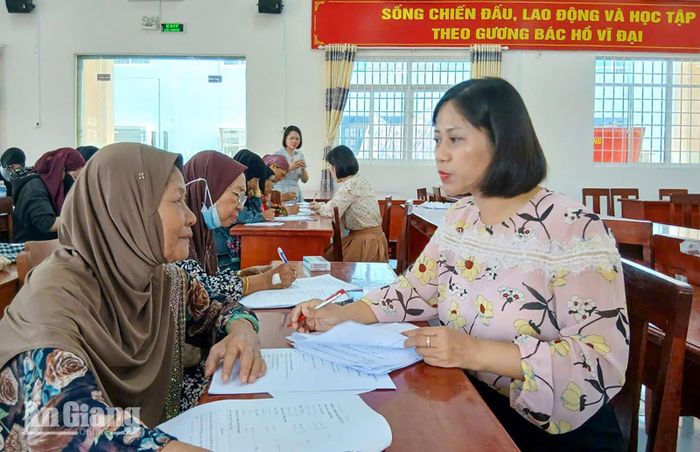 Phụ nữ đồng bào Chăm được trau dồi kiến thức, phục vụ cho phát triển kinh tế hộ gia đình. Ảnh: MINH HIỂN