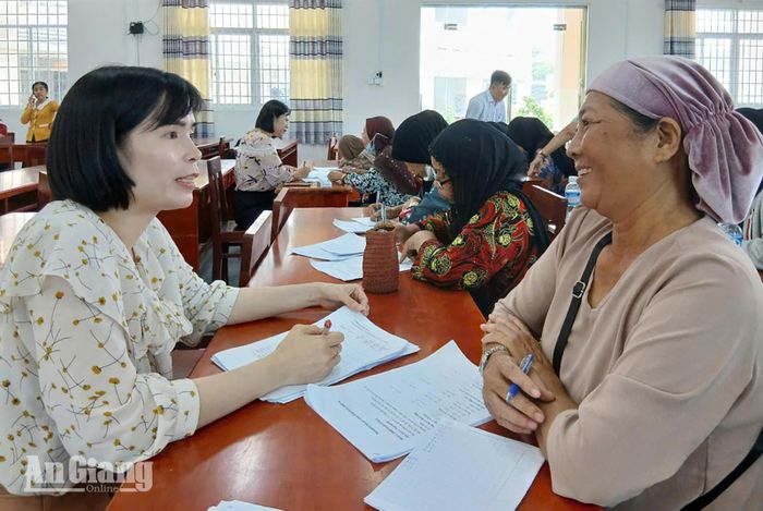 Phụ nữ đồng bào Chăm được dạy chữ, dạy nghề, phát triển kinh tế hộ gia đình. Ảnh: MINH HIỂN