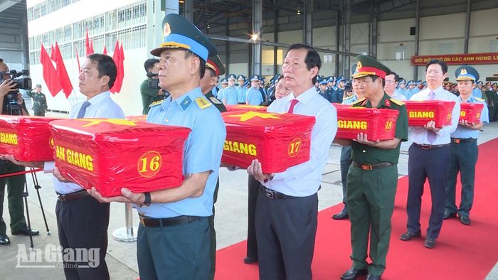 Lãnh đạo UBND các tỉnh An Giang, Cà Mau, Đồng Tháp, Vĩnh Long và TP. Cần Thơ đưa mẫu hài cốt liệt sĩ lên máy bay.