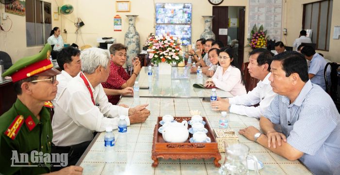 Phó Chủ tịch UBND tỉnh An Giang Lê Văn Phước làm việc với thành viên ban tổ chức lễ hội và UBND phường Rạch Giá.