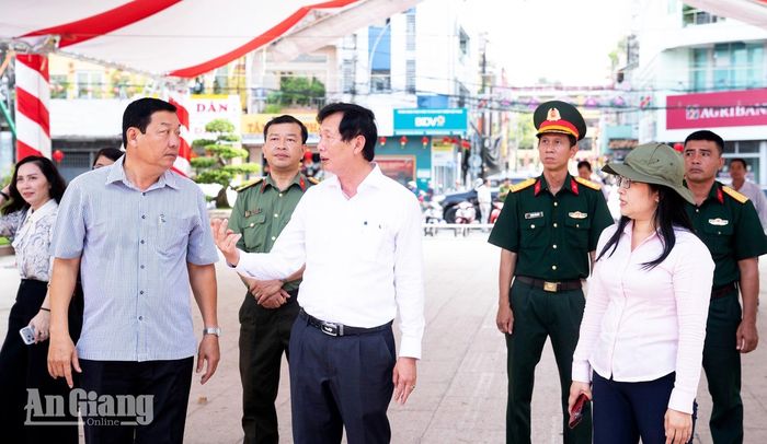 Phó Chủ tịch UBND tỉnh An Giang Lê Văn Phước kiểm tra công tác chuẩn bị lễ dâng hương tại Công viên tượng đài Nguyễn Trung Trực.