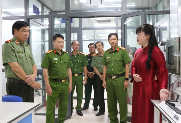 Các đại biểu tham quan hệ thống giám định AND.