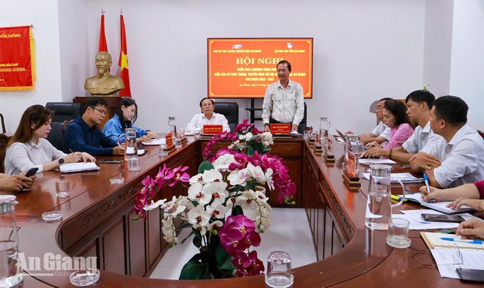 Giám đốc Báo và phát thanh, truyền hình An Giang Lê Văn Chuyển phát biểu tại hội nghị.