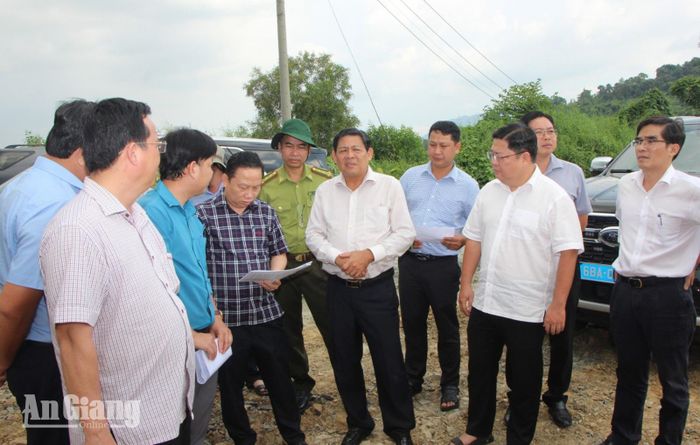 Phó Chủ tịch UBND tỉnh An Giang Ngô Công Thức khảo sát, kiểm tra các mỏ đá thuộc Công ty TNHH Liên doanh Antraco.