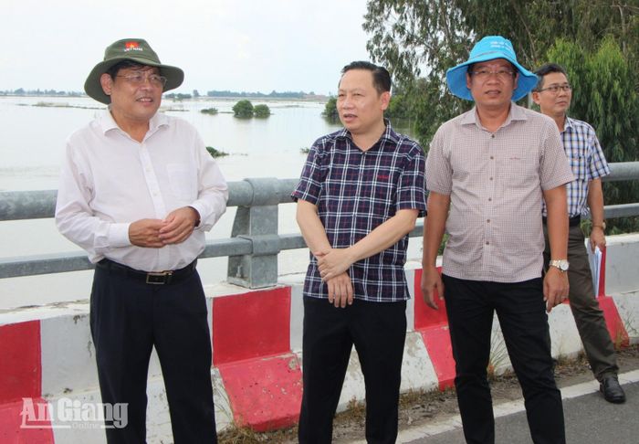 Phó Chủ tịch UBND tỉnh An Giang Ngô Công Thức khảo sát phương án đề xuất nạo vét, mở rộng tuyến kênh Vĩnh Tế.