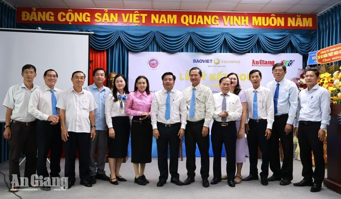 Ban Giám đốc Công ty Bảo Việt Kiên Giang, Báo và phát thanh, truyền hình An Giang chụp ảnh lưu niệm tại lễ ký kết bản ghi nhớ hợp tác.