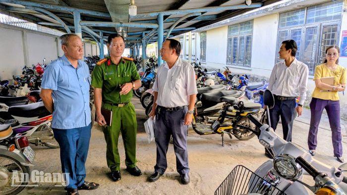 Đoàn kiểm tra bãi đỗ, điểm trông giữ xe thuộc Trường THPT Nguyễn Hữu Cảnh, xã Chợ Mới.