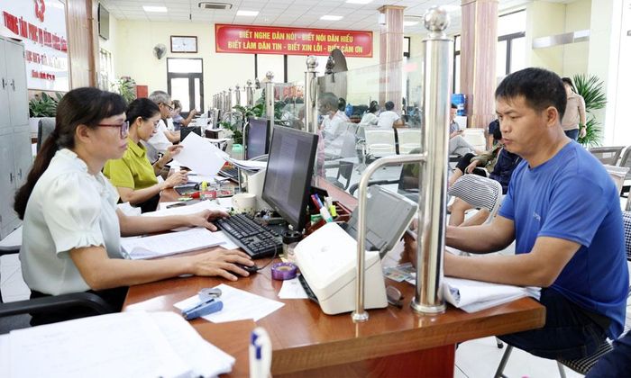  Tiếp nhận, giải quyết thủ tục hành chính tại Trung tâm Phục vụ hành chính công phường Lục Nam. 