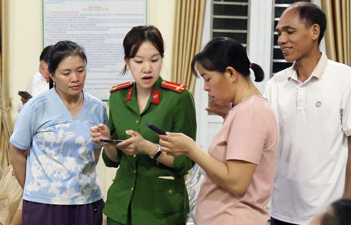  Công an xã Vân Sơn hướng dẫn người dân sử dụng và tích hợp các ứng dụng, tiện ích liên thông trên VNeID. 
