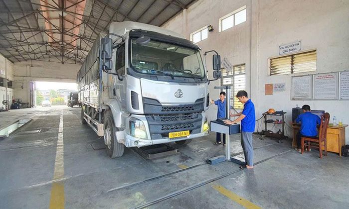 Cán bộ Trung tâm Đăng kiểm phương tiện giao thông vận tải Bắc Ninh kiểm định xe ô tô.