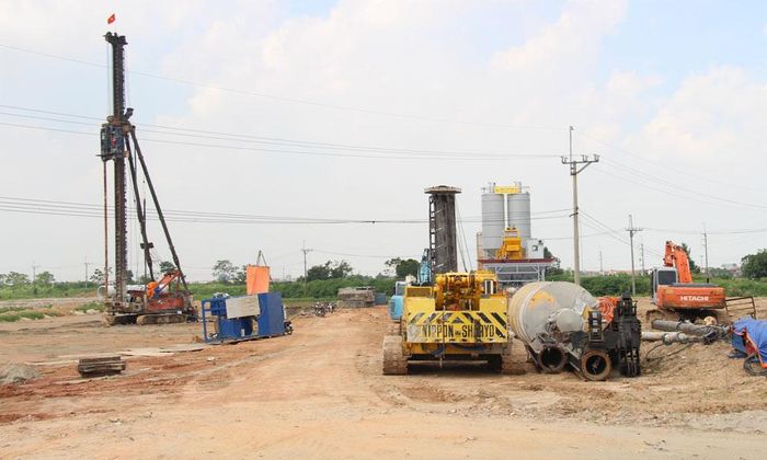  Nhà đầu tư tập trung phương tiện, máy thi công tuyến đường kết nối tại những điểm phường Trí Quả đã bàn giao mặt bằng. 