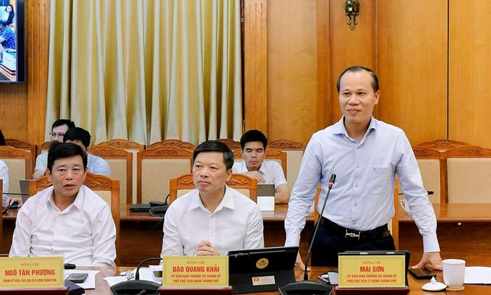 Phó Chủ tịch Thường trực UBND thành phố Mai Sơn phát biểu. 