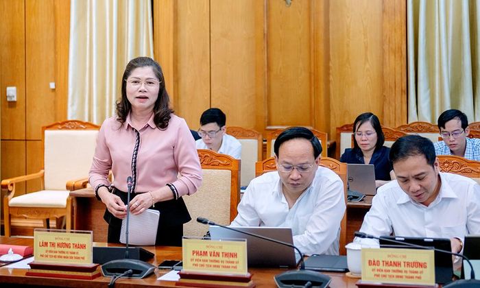  Phó Chủ tịch HĐND thành phố Lâm Thị Hương Thành đóng góp ý kiến tại hội nghị. 