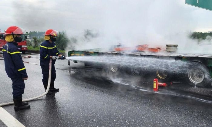  Lực lượng cảnh sát phòng cháy, chữa cháy và cứu nạn, cứu hộ dập lửa. 