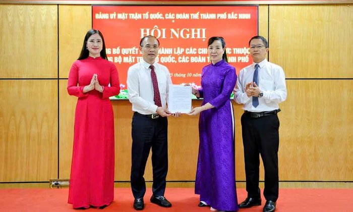 Đồng chí Nguyễn Thị Hà trao Quyết định thành lập Chi bộ Dân vận.