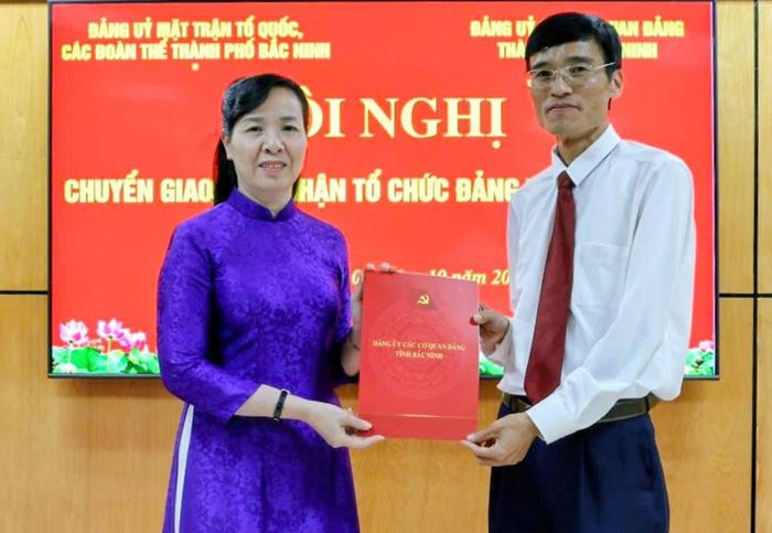 Đồng chí Bùi Thế Chung, Thành ủy viên, Phó Bí thư Đảng ủy Các cơ quan Đảng thành phố trao Quyết định chuyển giao tổ chức Đảng và đảng viên.