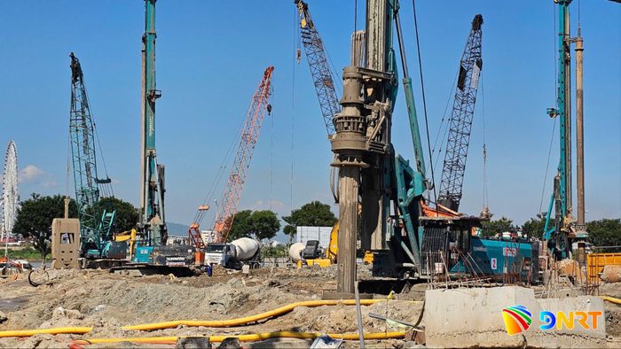 Dự án khu tổ hợp công trình phục vụ lễ hội pháo hoa quốc tế Đà Nẵng, đang tập trung huy động máy móc để đẩy nhanh thi công. Ảnh: THÀNH LÂN