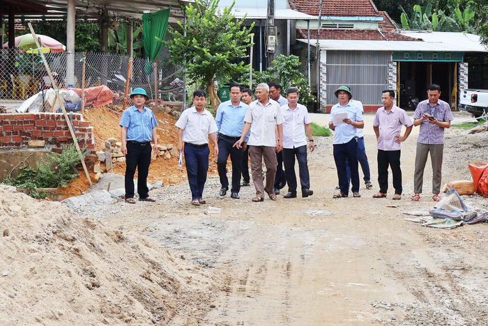 Lãnh đạo xã Lãnh Ngọc kiểm tra các công trình chậm tiến độ trên địa bàn xã. Ảnh: UBND xã Lãnh Ngọc