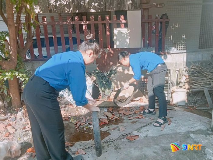 Các lực lượng cũng khơi thông các cửa thu nước, các điểm nước tù đọng, nhằm hạn chế sự phát triển của muỗi truyền bệnh. Ảnh: Q.T