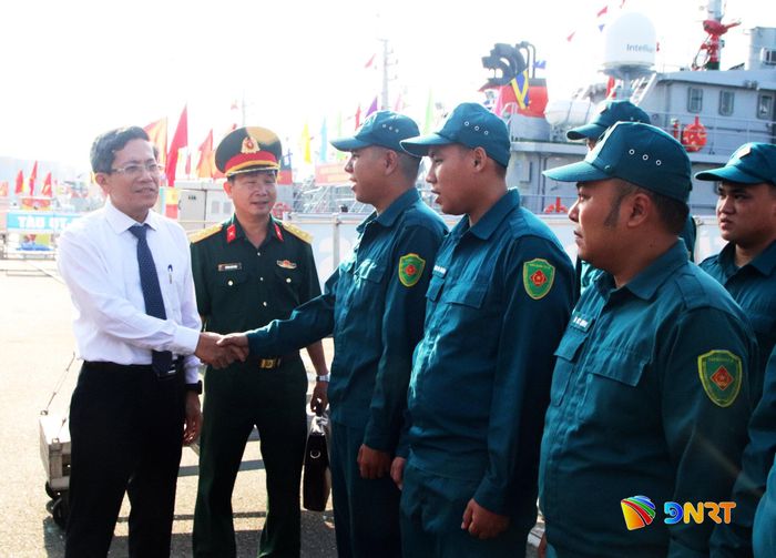 Phó Chủ tịch UBND thành phố Đà Nẵng Trần Nam Hưng thăm hỏi, động viên đội thi Đà Nẵng. Ảnh: TRỌNG HUY