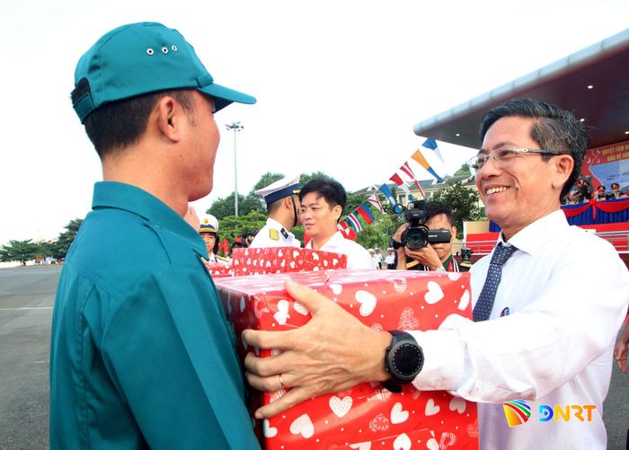 Phó Chủ tịch UBND thành phố Đà Nẵng Trần Nam Hưng tặng quà đại diện đội Đà Nẵng tham gia hội thi. Ảnh: TRỌNG HUY