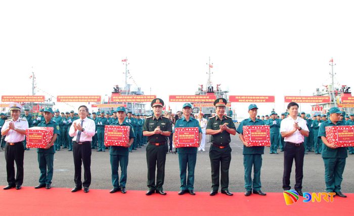 Các đại biểu tặng quà cho các đơn vị tham dự hội thi. Ảnh: TRỌNG HUY