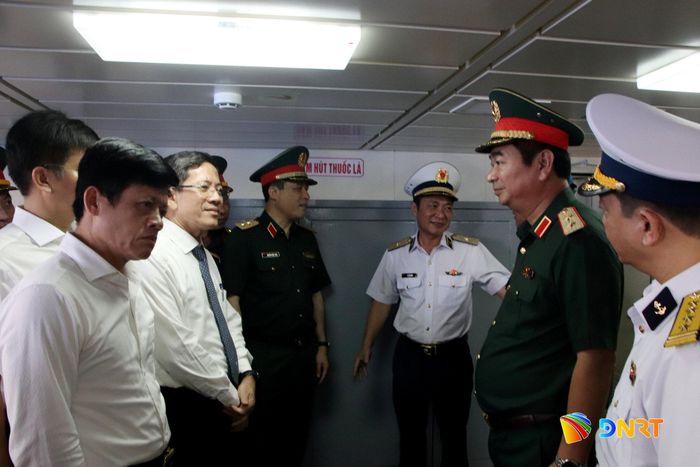 Các đại biểu tham quan tàu tham gia hội thi. Ảnh: TRỌNG HUY
