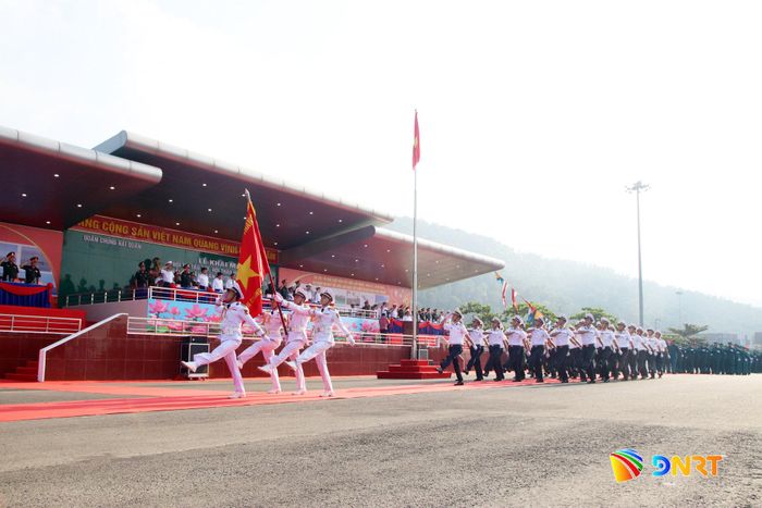 Các lực lượng tham gia hội thi duyệt đội ngũ qua lễ đài. Ảnh: TRỌNG HUY