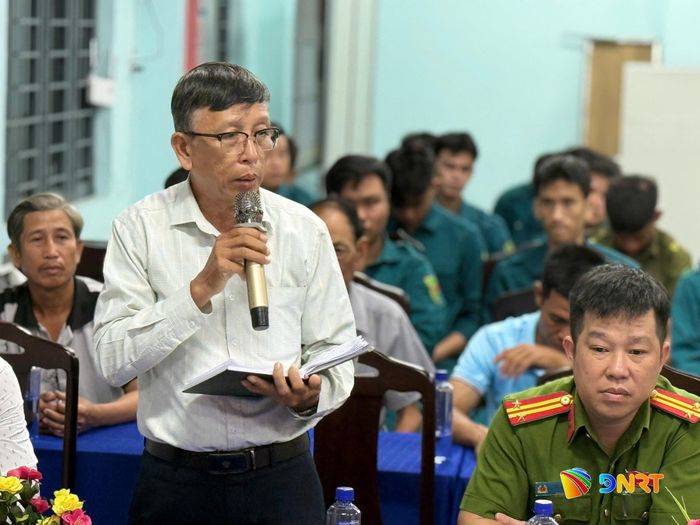 Bí thư Chi bộ tổ dân phố Đại La trao đổi ý kiến tại cuộc họp. Ảnh: T.HƯƠNG - Q.THẮNG