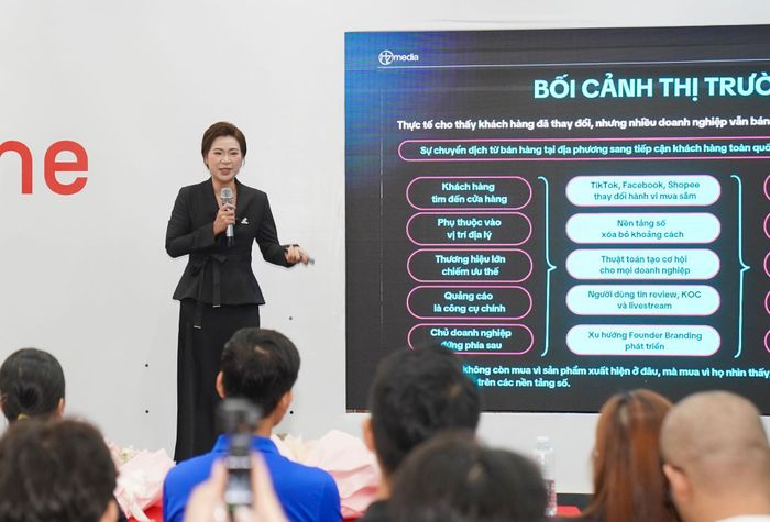 Bà Thoa Vũ chia sẻ về xây dựng thương hiệu cá nhân trên nền tảng số. Ảnh do nhân vật cung cấp