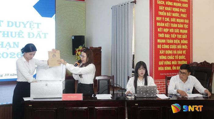 Kiểm đếm hồ sơ thuê đối với 4 cơ sở nhà, đất đợt 1. Ảnh: ĐẮC MẠNH