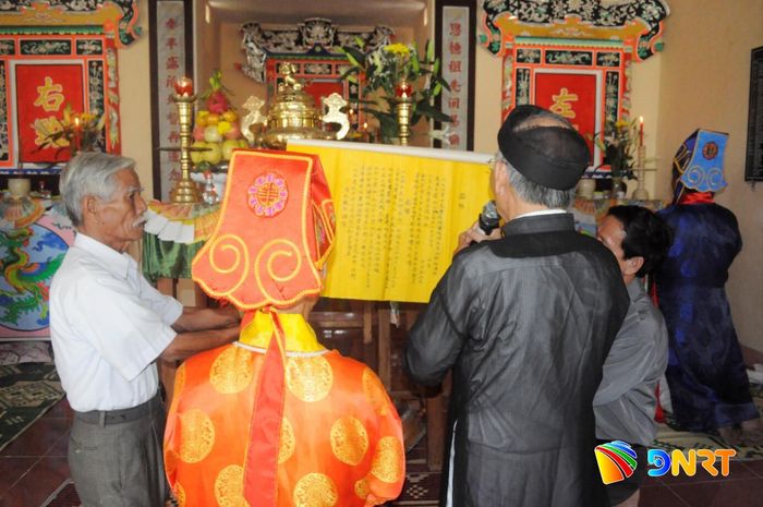 Những trang văn tế chữ Hán Nôm vang lên trong nghi lễ Kỳ yên. Ảnh: Hoài An