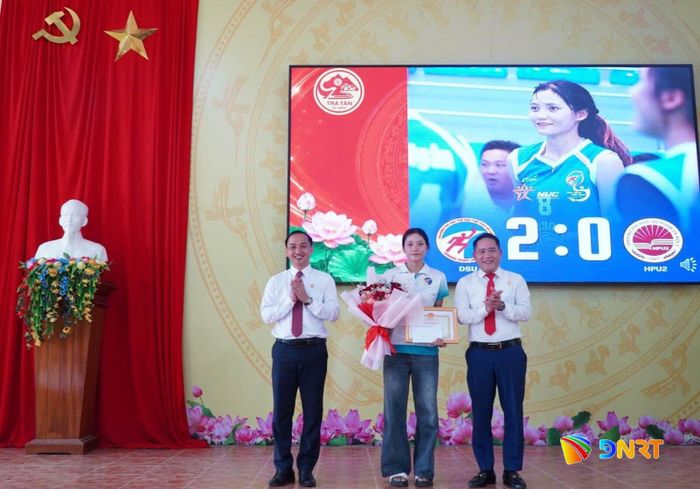 Lãnh đạo xã Trà Tân trao giấy khen và tiền thưởng 3 triệu đồng cho vận động viên Hồ Thị Kim Dung. Ảnh: KVTT