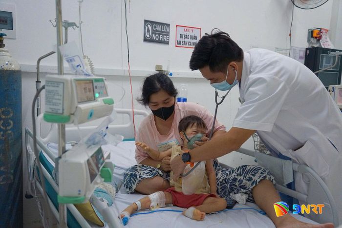 Trẻ nhỏ là một trong những nhóm có nguy cơ diễn tiến nặng khi mắc cúm. Trong ảnh: Bác sĩ Bệnh viện Phụ sản - Nhi Đà Nẵng thăm khám cho bệnh nhi. Ảnh: TRÂM ANH