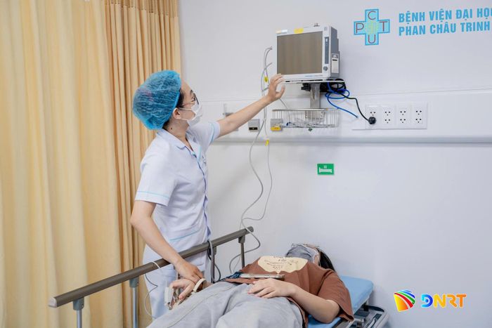 Bệnh nhân có dấu hiệu cúm nặng cần đến cơ sở y tế để được thăm khám, điều trị kịp thời. Trong ảnh: Bệnh nhân điều trị cúm tại Bệnh viện Đại học Y khoa Phan Châu Trinh. Ảnh: TRÂM ANH