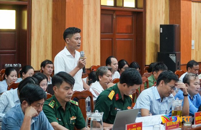 Đảng viên nêu các giải pháp nâng cao chất lượng sinh hoạt chi bộ. Ảnh: HỒ QUÂN
