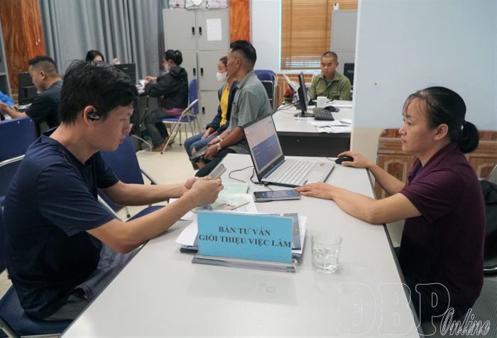 Cán bộ Trung tâm Việc làm - Người có công tỉnh tư vấn, giới thiệu việc làm cho người lao động.