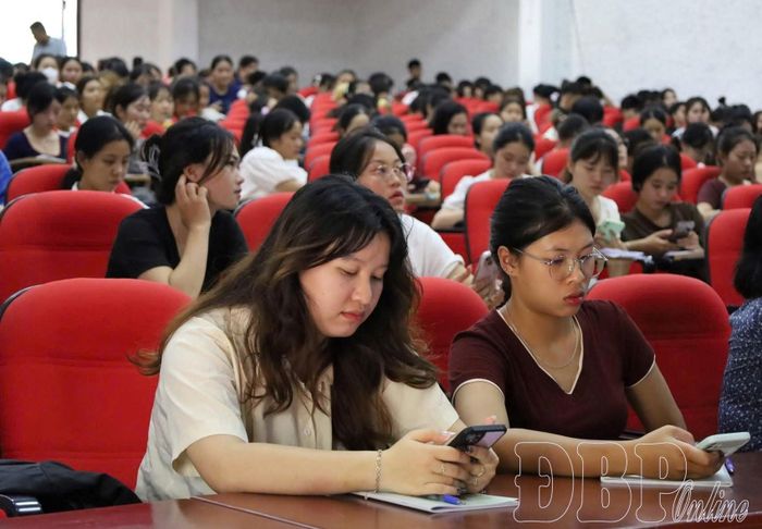 Sinh viên Phân hiệu Đại học Thái Nguyên tại tỉnh Điện Biên tìm hiểu việc làm thông qua sàn giao dịch việc làm quốc gia.
