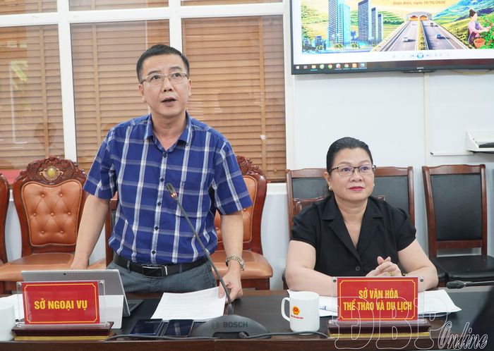 Lãnh đạo Sở Ngoại vụ tham gia ý kiến tại buổi làm việc.