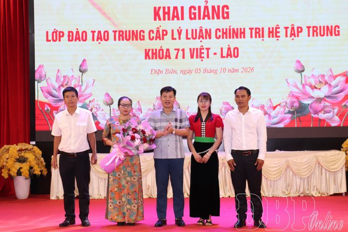 Lãnh đạo Trường Chính trị tỉnh tặng hoa chúc mừng lớp đào tạo trung cấp lý luận chính trị hệ tập trung khóa 71 Việt - Lào.