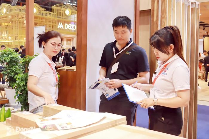 Khách tham quan gian hàng của Công ty cổ phần Tân Vĩnh Cửu tại Triển lãm Nội thất và xây dựng Việt Nam 2026 diễn ra ở Thành phố Hồ Chí Minh từ ngày 30-9 đến 3-10-2026.