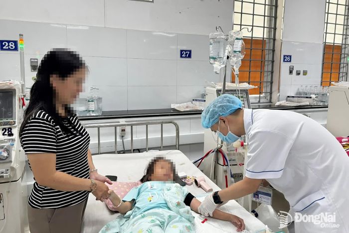 Chị H.O. luôn đồng hành cùng con gái trong mỗi lần chạy thận. Ảnh: Hạnh Dung