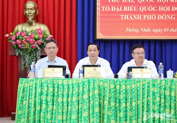 Các đại biểu trong Tổ Đại biểu Quốc hội số 2 lắng nghe ý kiến cử tri tại hội nghị tiếp xúc cử tri tại xã Thống Nhất. Ảnh: Hồ Thảo